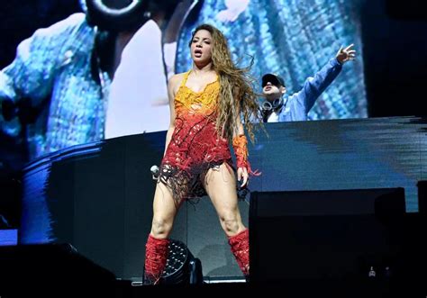  The Unexpected Colombian Tango: Shakira Rocks Bangkok With Salsa Fury!